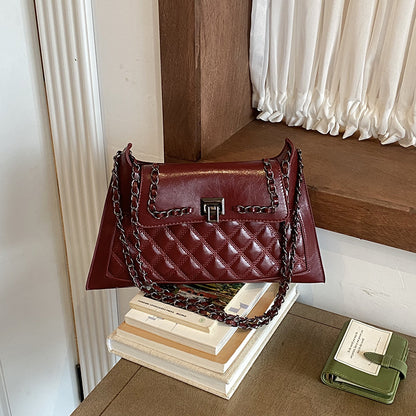 Gepolsterte Handtasche mit Kettenakzenten