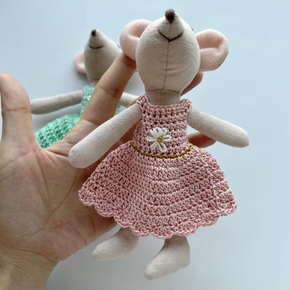 Handgefertigte Leinen-Plüschmauspuppe mit gehäkeltem Kleid und bestickten Details