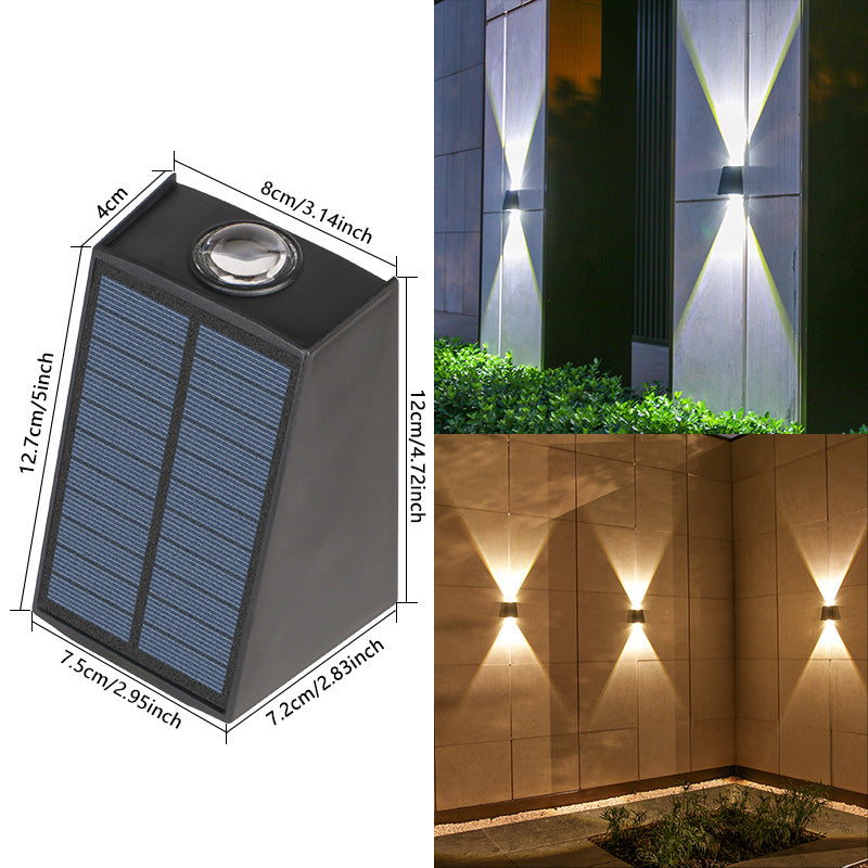 Abgewinkelte bidirektionale Solar-LED-Wand-Uplight-Downlight mit integriertem Photovoltaikpanel und Prismenlinse Brehn