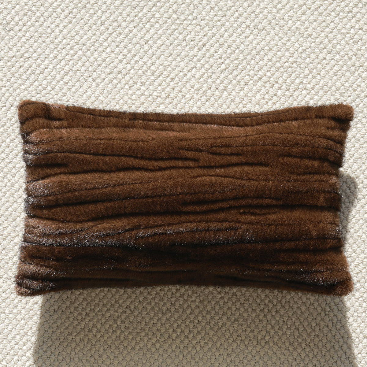 Dekoratives Kissen aus luxuriösem Kunstfell