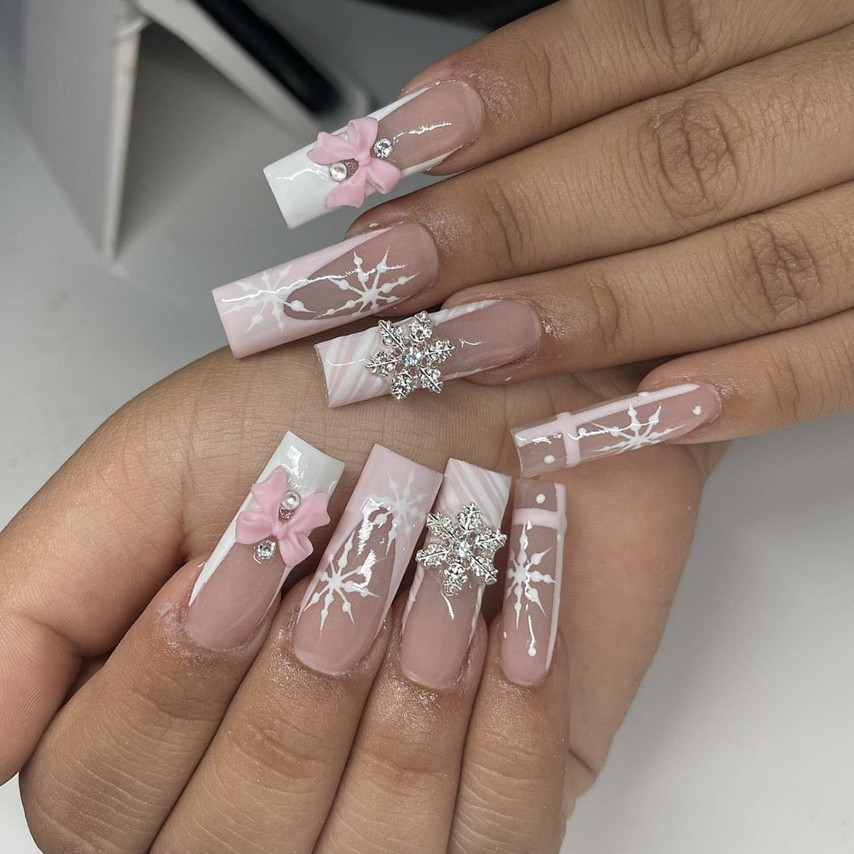 Kreatives Kunstnagelset mit zarten Blumen- und Glitzerakzenten Brehn