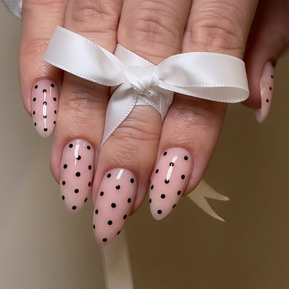 Elegantes Press-On-Nagelset mit stilvollem Punktdesign Brehn