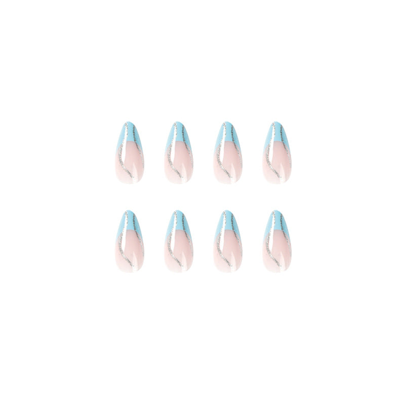 Kunstvolle Nagelkunst mit Glitzerlinien Brehn