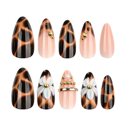 Kunstvolle Stiletto-Nägel mit Blumen- und Leopardendesign Brehn