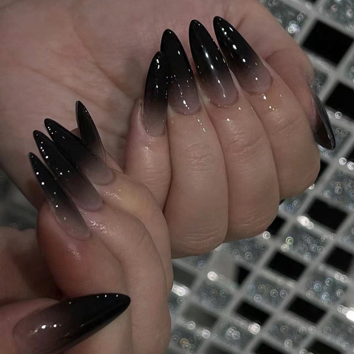 Kunstvolle Nagelverlängerungen mit kreativen Augen-Design Brehn