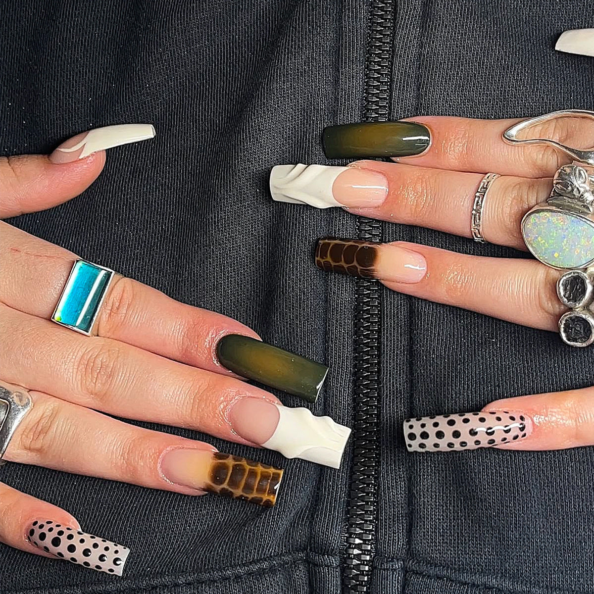 Elegante Kunstfingernägel mit Floralen und Geometrischen Akzenten Brehn