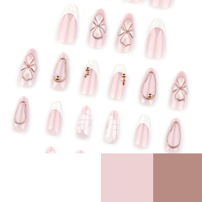 Kunstvolle Stiletto-Nägel mit floralem und schimmerndem Dekor Brehn