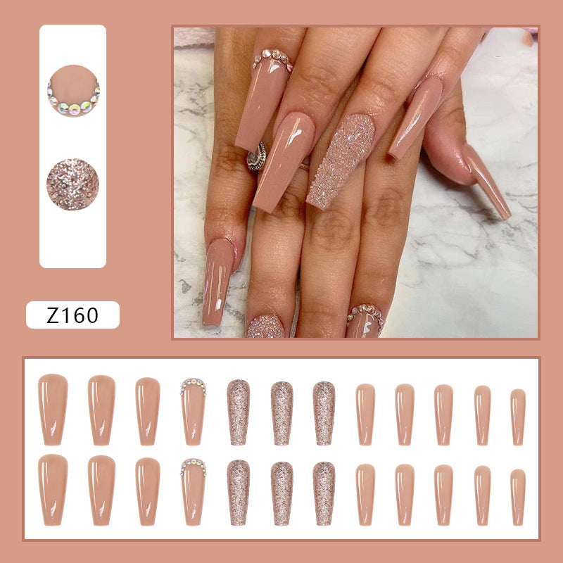 Glamouröse Kunstnagelverlängerungen mit Strass- und Glitzerdetails Brehn