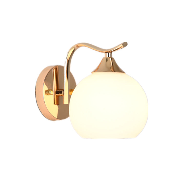 Elegante Wandlampe Globe mit goldener Oberfläche