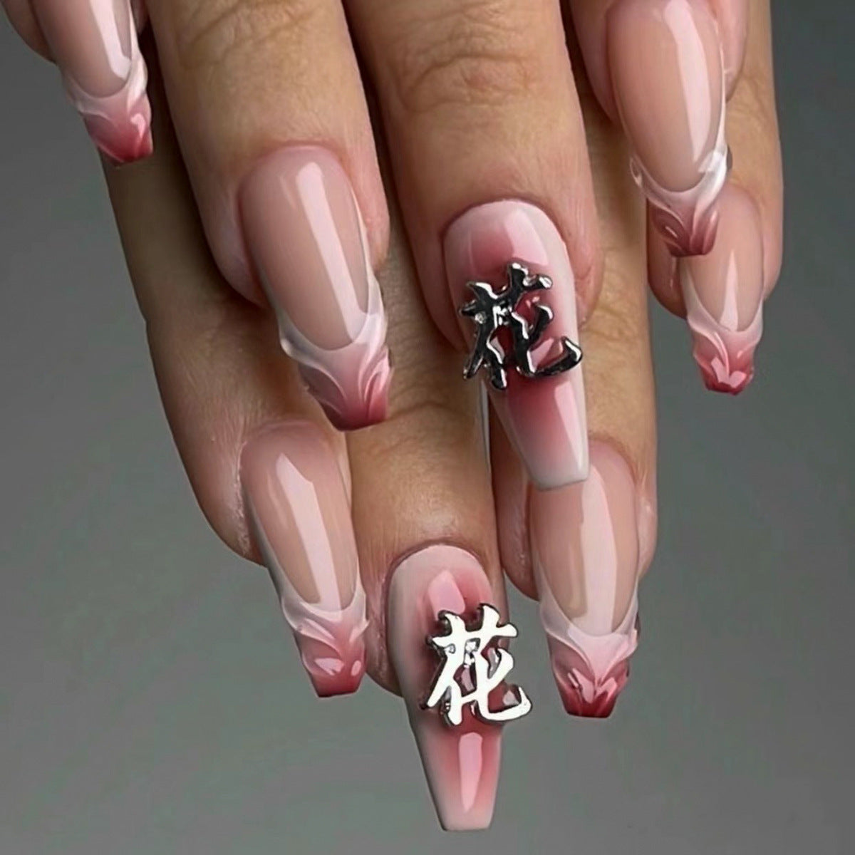 Kunstvolle Stiletto-Nägel mit floralen Akzenten und 3D-Details Brehn