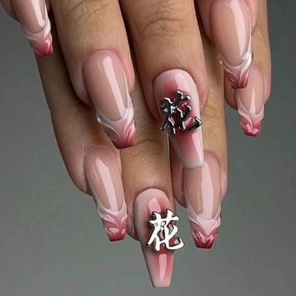 Kunstvolle Stiletto-Nägel mit floralen Akzenten und 3D-Details Brehn