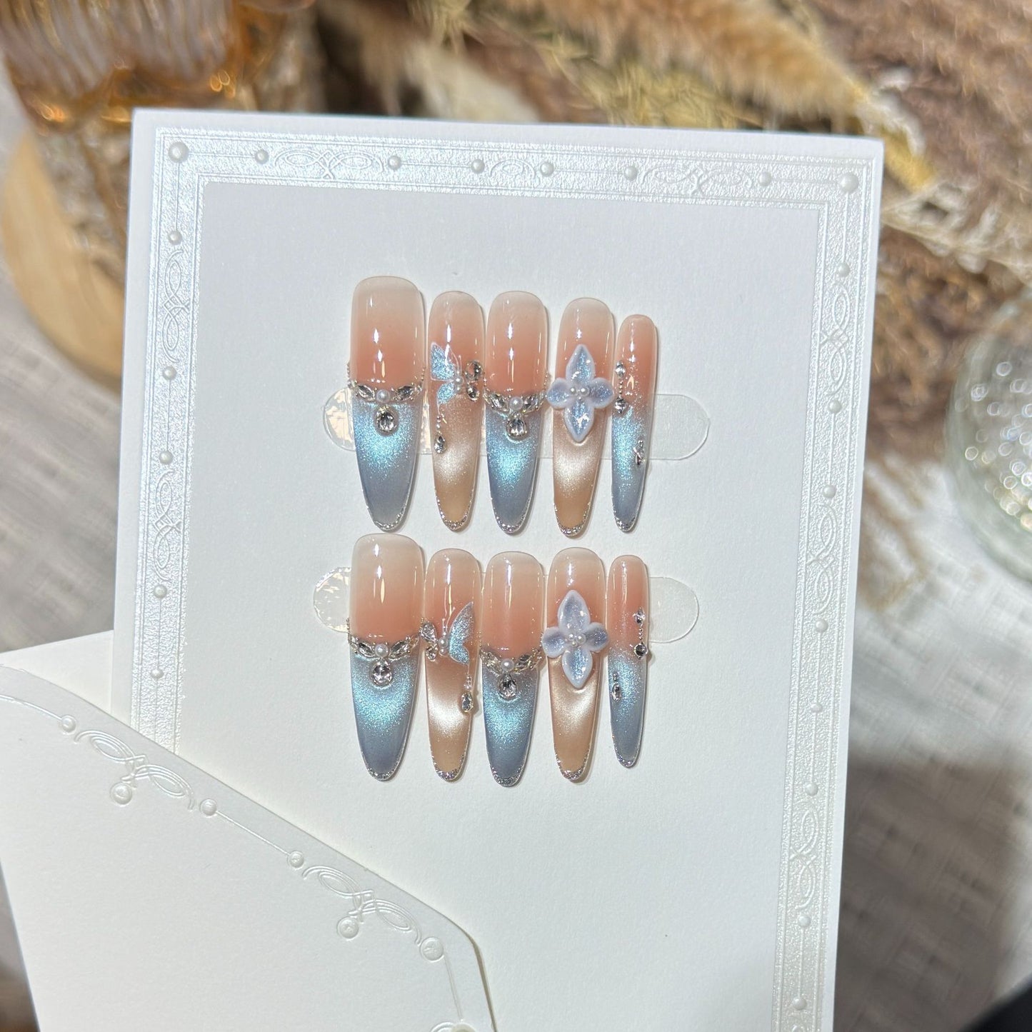 Künstlerisches Press-On-Nagel-Set mit floralen und Edelsteinakzenten Brehn