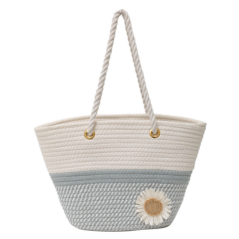 Handgefertigte Strohtasche mit floralem Detail Brehn