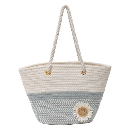 Handgefertigte Strohtasche mit floralem Detail Brehn
