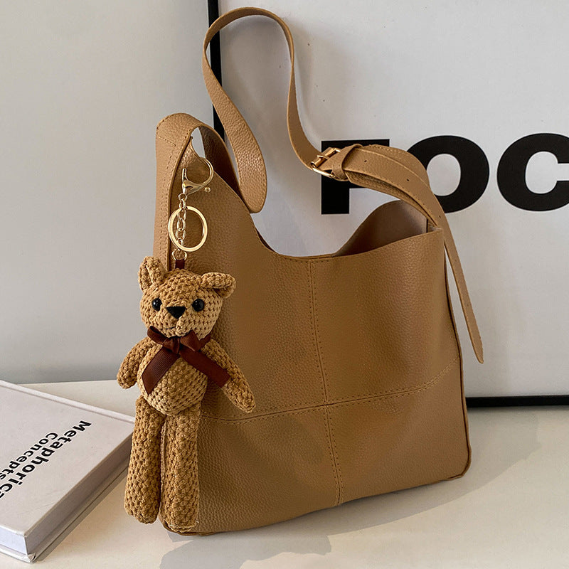 Lederhandtasche mit Teddy-Anhänger