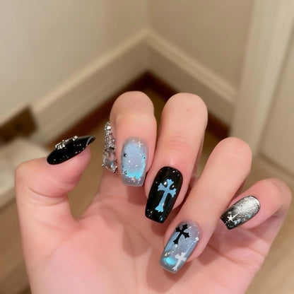 Künstlerische Press-On-Nagelkunst mit Kreuz- und Sternentwürfen