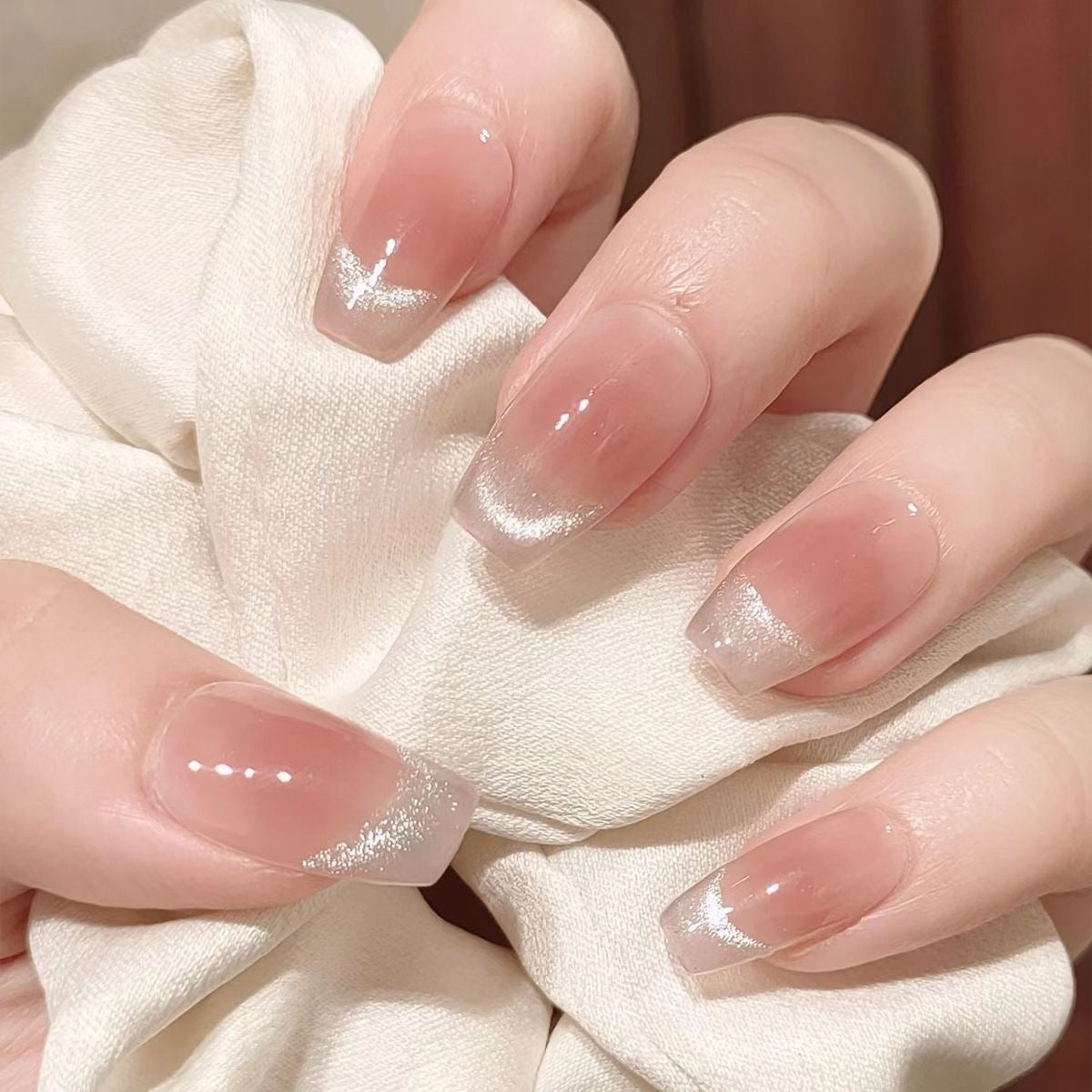 Glamouröses Kunstnagelset mit Glitzer- und Glamourakzenten Brehn