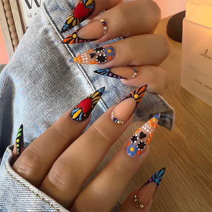 Kunstnagelset mit kreativen und bunten Musterdesigns Brehn