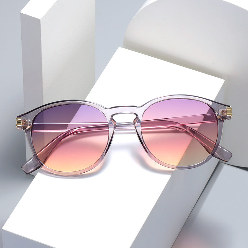 Damen elegante Sonnenbrille mit transparentem Rahmen und stylischen Akzenten Brehn