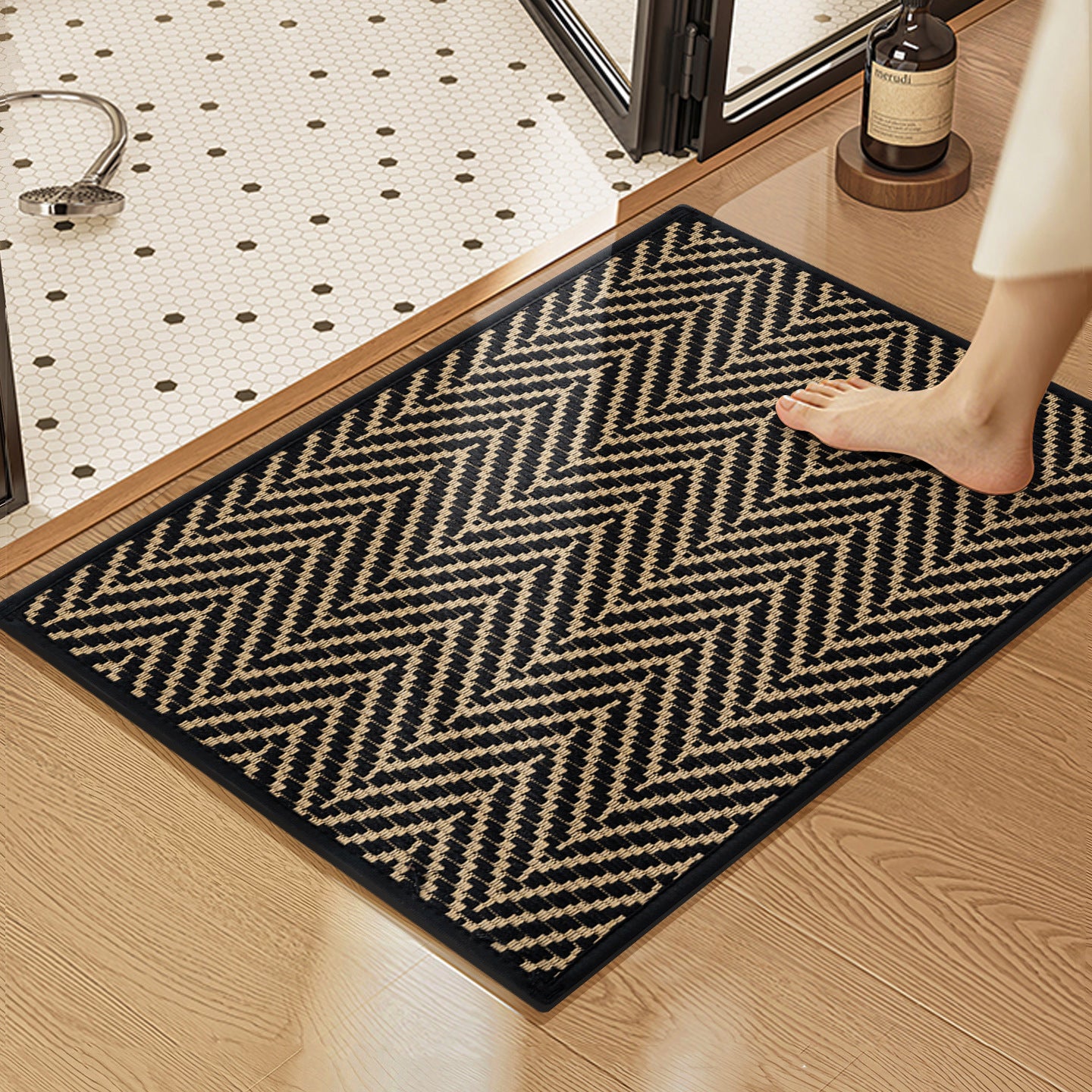 Chevron-musterte Badematte