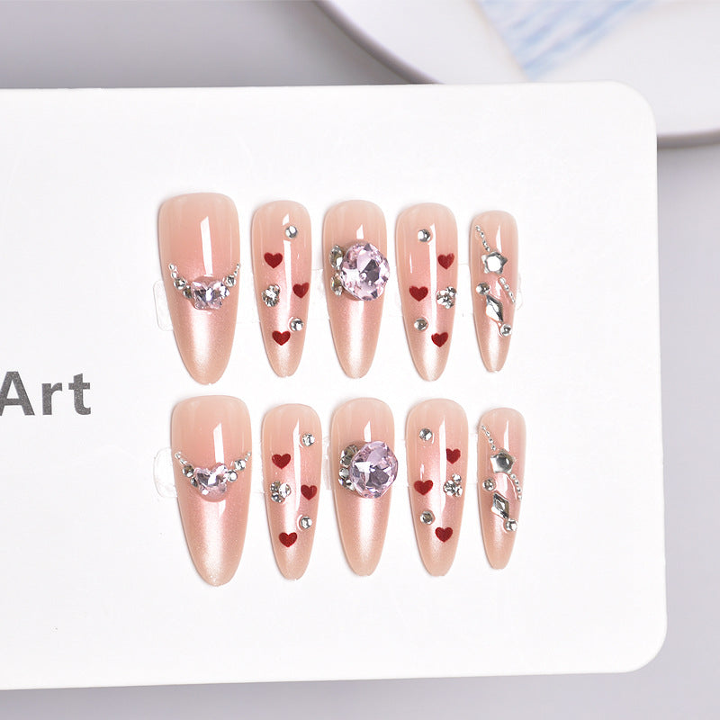 Dekorative Press-On-Nagelkunst mit Herz- und Edelsteindetails Brehn