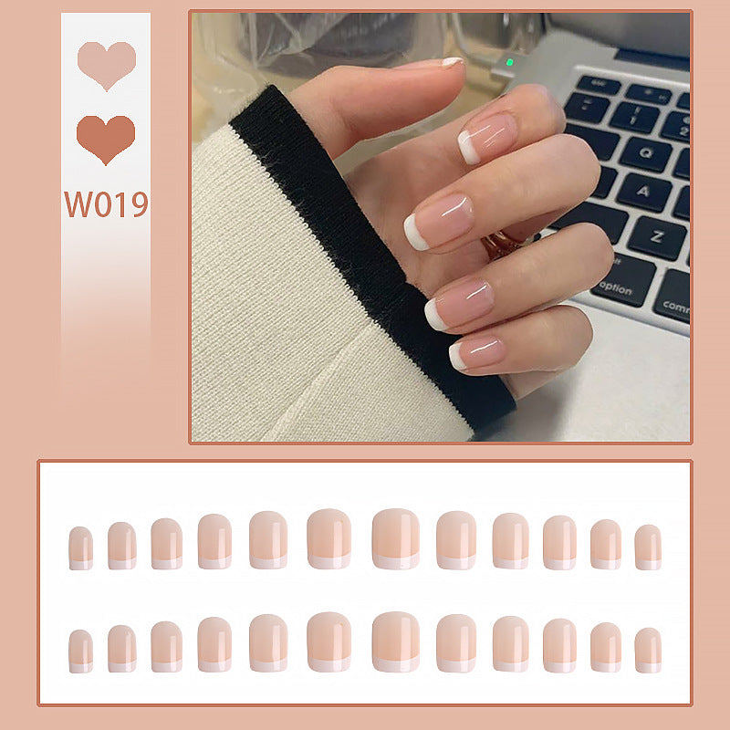 Kunstnagelset mit eleganten French-Spitzen und natürlichem Glanz Brehn