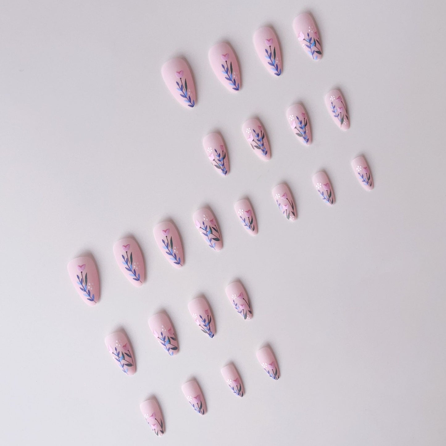 Kunstnagelset mit floralen Motiven und verzierten Akzenten Brehn