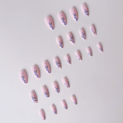 Kunstnagelset mit floralen Motiven und verzierten Akzenten Brehn