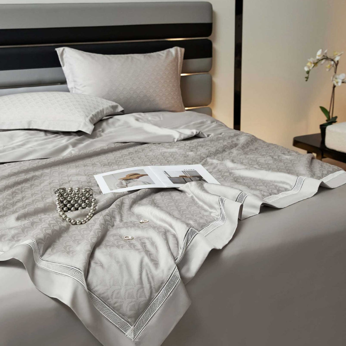 Satin-Duvetbezug-Set mit gewebtem Karo-Jacquard und dekorativer Bordüre
