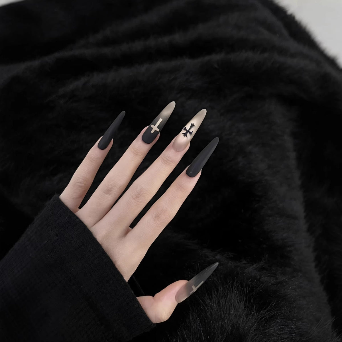 Künstlerischer Press-On Nagelset mit gotischen Kreuzdesigns