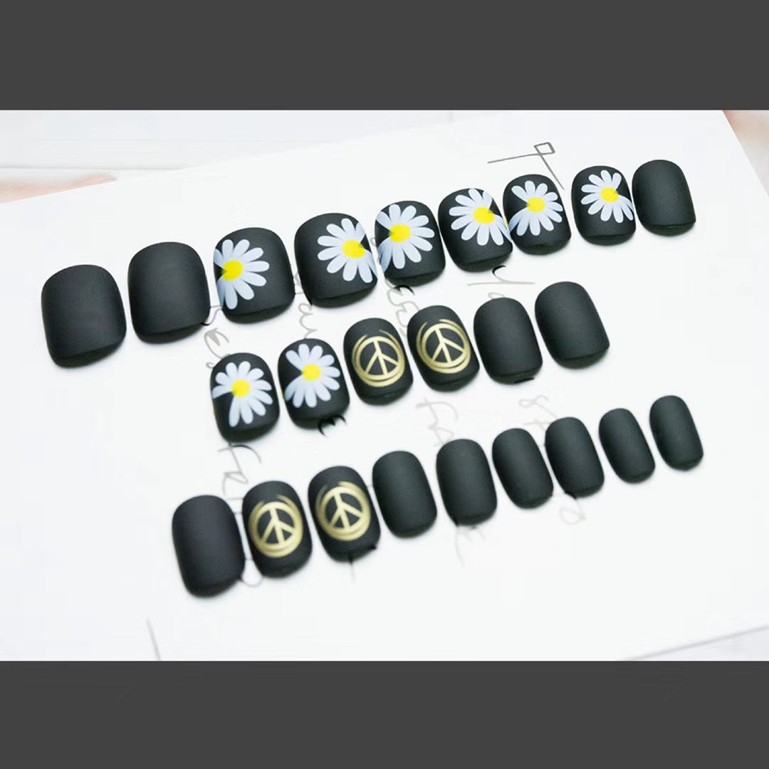 Künstlerisches Press-On-Nageldesign mit floralen und geometrischen Akzenten