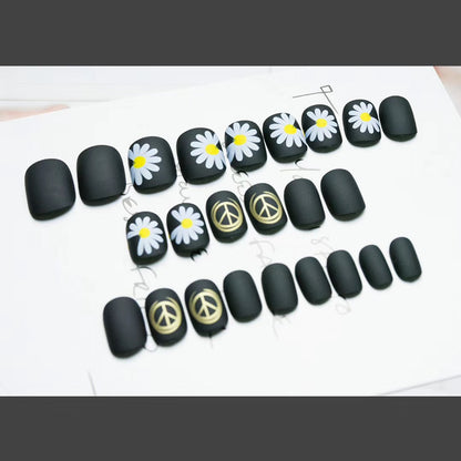 Künstlerisches Press-On-Nageldesign mit floralen und geometrischen Akzenten