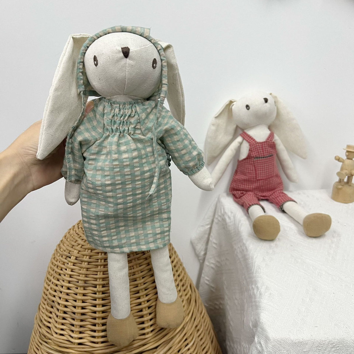 Plüsch-Leinen-Hasenpuppe mit langen Ohren, Fliege und abnehmbaren karierten Latzhosen