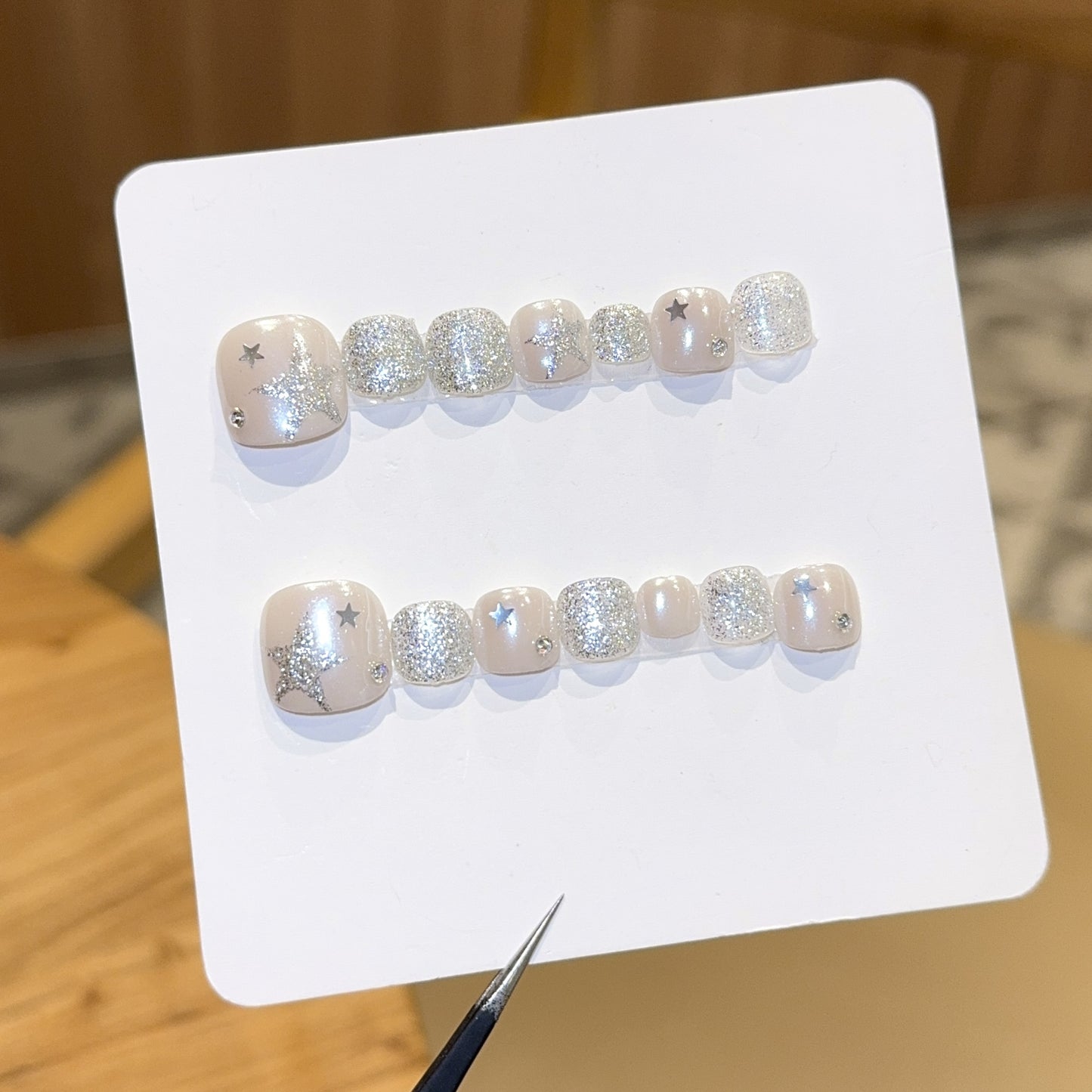 Glamouröse Kunstnägel mit Funkelnden Sternen und Glitzerakzenten Brehn