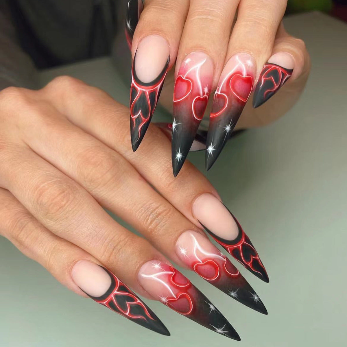 Stiletto Nagelkunst Verlängerungen mit Herzdesign Brehn