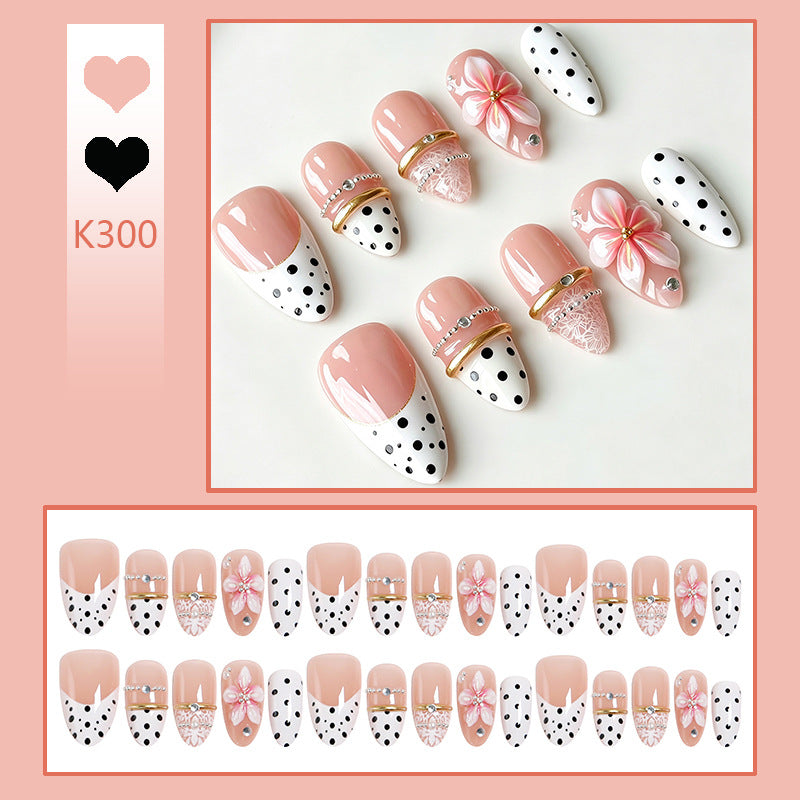Kunstnagelset mit eleganten Blüten- und Punktenmustern Brehn
