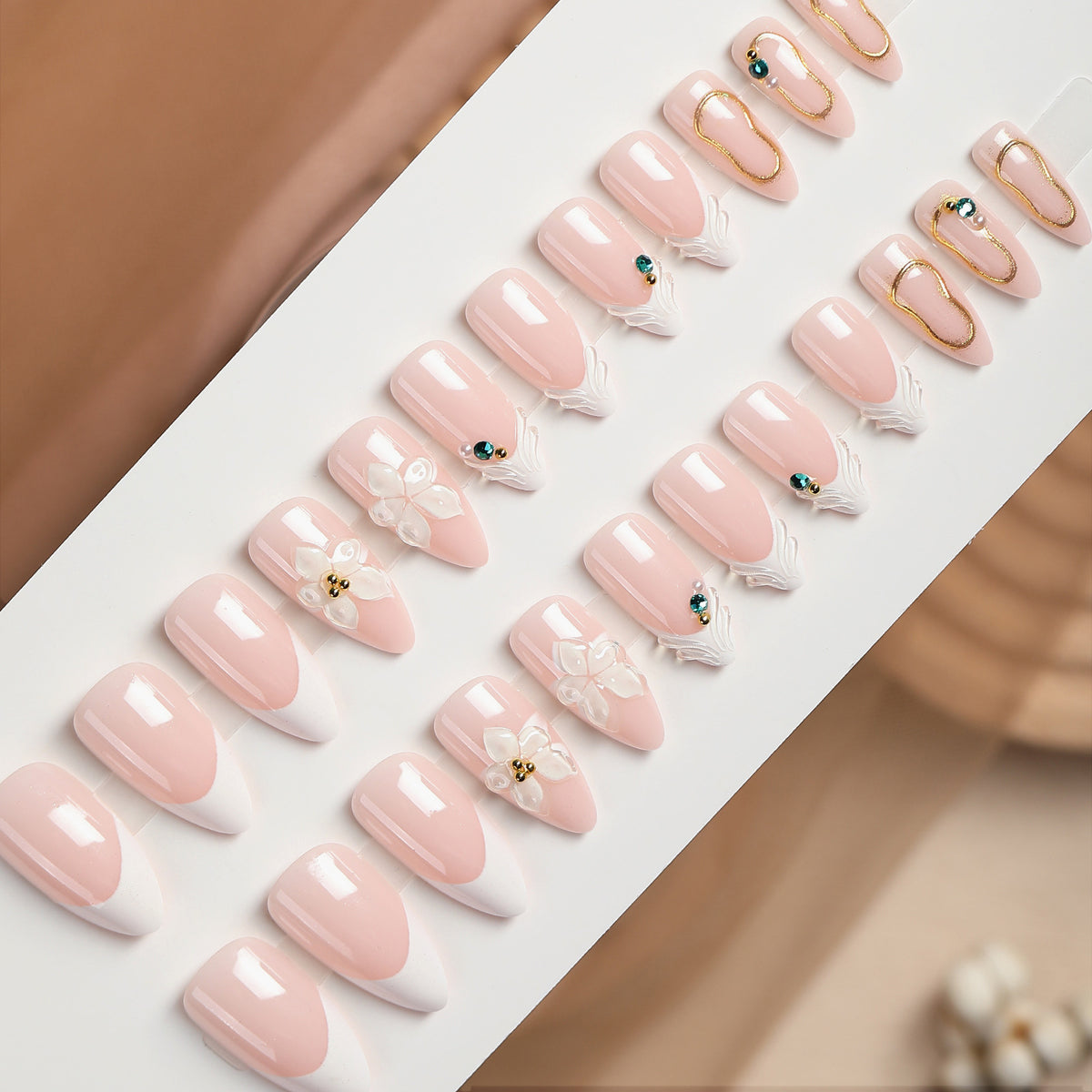 Kunstnagelset mit eleganten Blüten- und Strassverzierungen Brehn