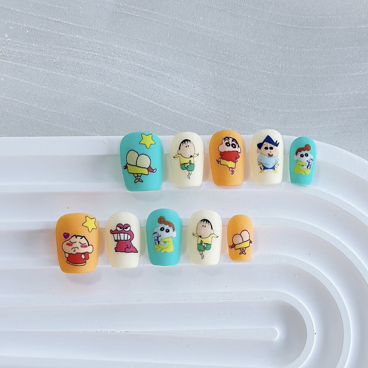 Künstlerisches Press-On Nagelkunstset mit Herz- und himmlischen Designs