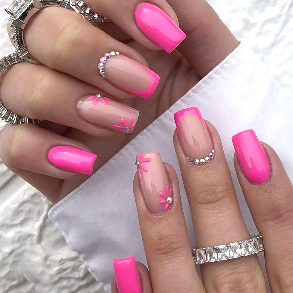 Künstlerische florale Press-On-Nageldesigns Brehn