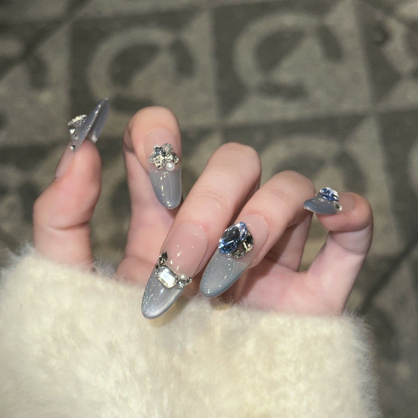 Dekorative Stiletto Press-On Nägel mit Kristallakzenten Brehn