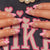 Kunstvolle Nagelkunst mit Perlenakzenten Brehn