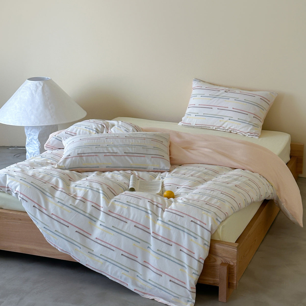 Bettwäsche-Set aus Baumwollperkal mit dezentem Streifen- und Pompon-Design