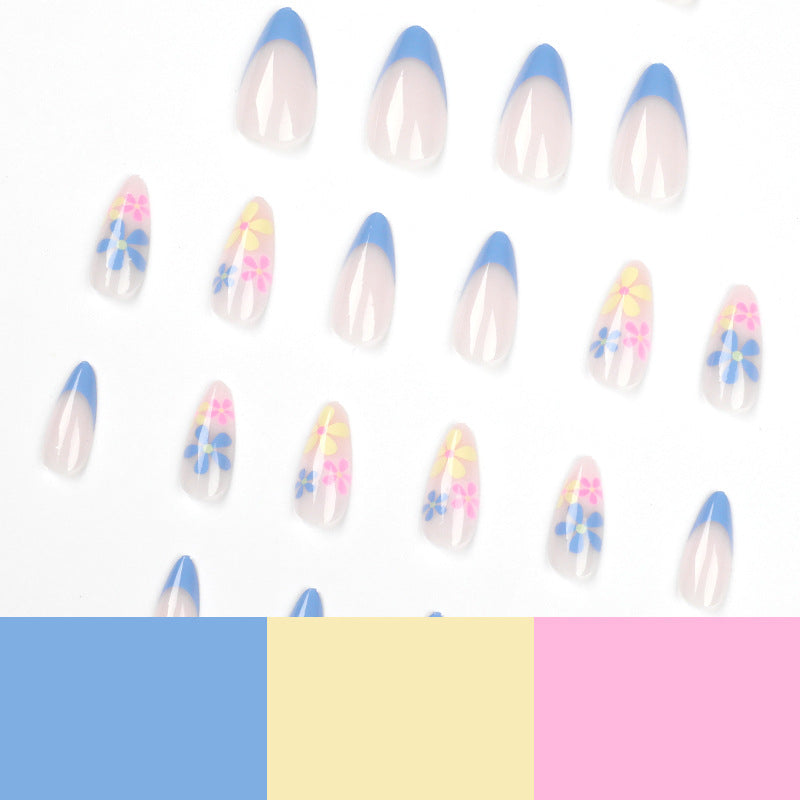 Künstliche Nailart mit floralem Design und Farbverlauf Brehn