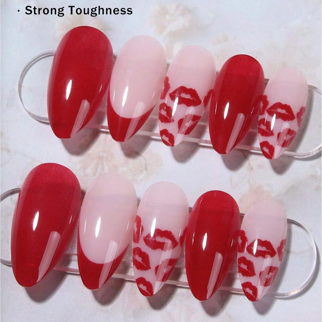 Kunstnagelset mit elegantem Kuss-Motiv und glamourösem Finish Brehn