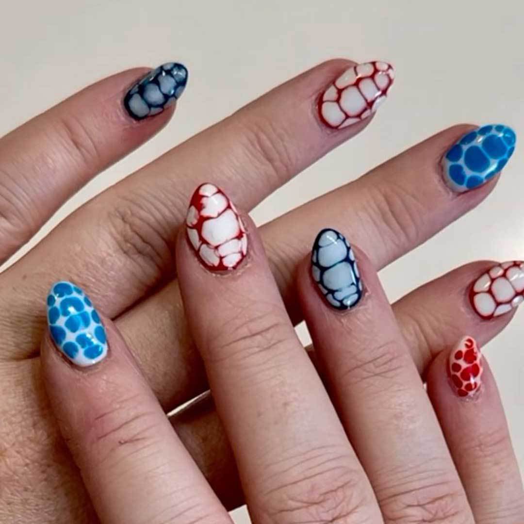 Künstlerische abstrakte Nagelkunst