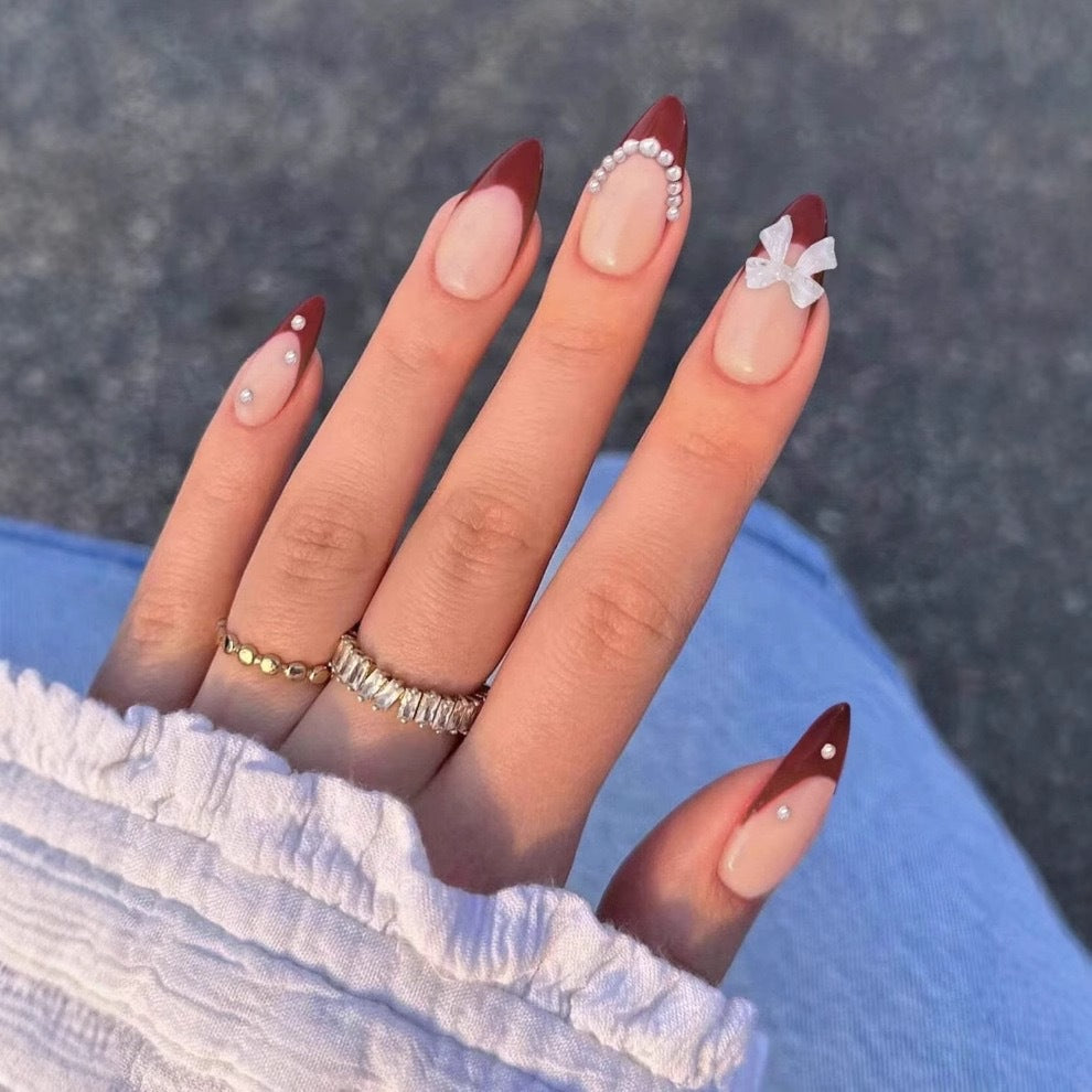 Kunstnagelset mit glamourösen Strass- und Schleifenverzierungen Brehn