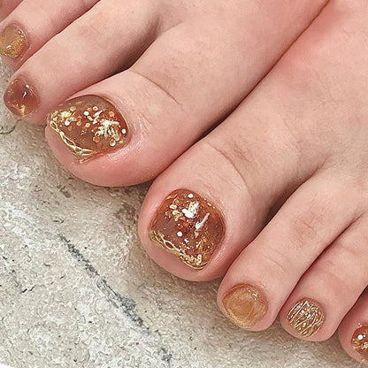 Kunstvolle Fußnagelverzierung mit elegantem Goldakzent Brehn
