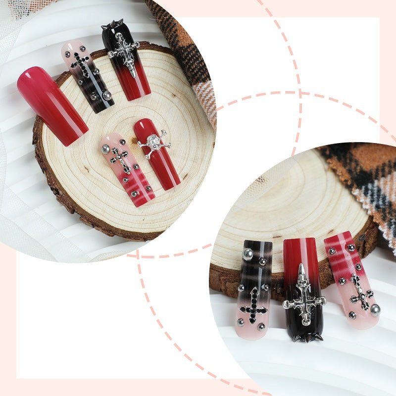 Künstliche Nail Art mit glamourösem Gothic Design Brehn