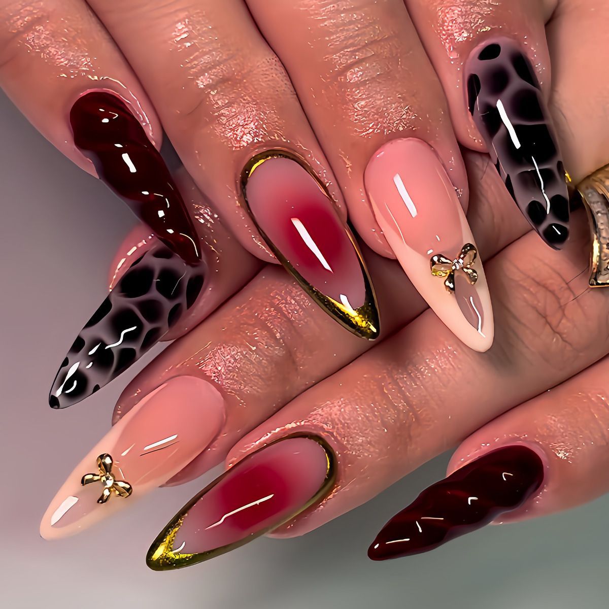 Künstlerisches Stiletto Press-On Nagelset mit einzigartigen Akzenten Brehn