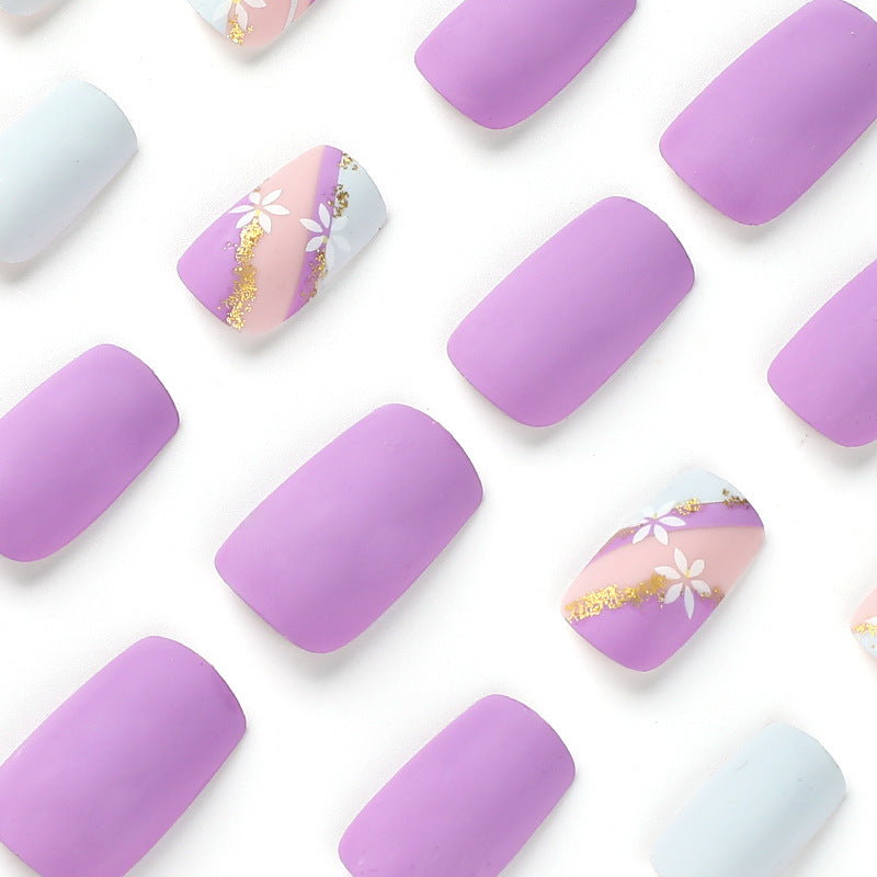Kunstvolle Nageldesigns mit Blumenmotiv und Glitzerakzenten Brehn